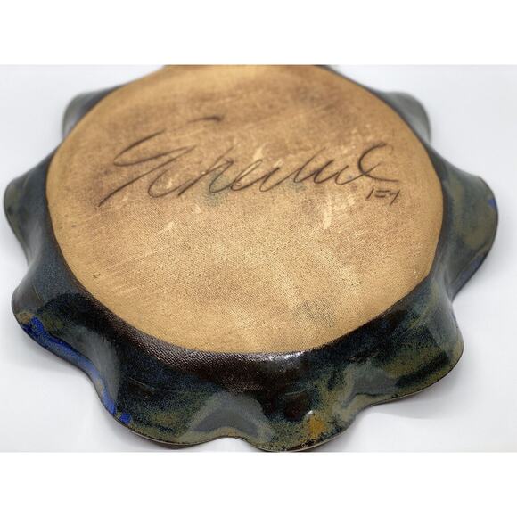 Studio Art Pottery Ruffle Edged Dish Artist Signed. Approximately 10” Multicolor - Picture 6 of 7